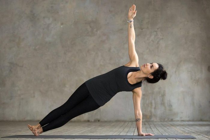 Mouvements de yoga pour améliorer votre posture : planche latérale (Vasisthasana)