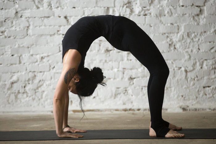 Mouvements de yoga pour améliorer votre posture : posture du pont (Urdhva Dhanurasana)