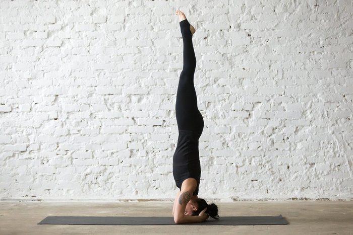 Mouvements de yoga pour améliorer votre posture : posture sur la tête (Sirsasana)