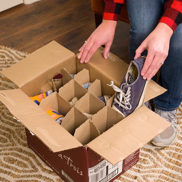 Organiser sa maison : un carton de bouteilles de vin pour ranger vos souliers.