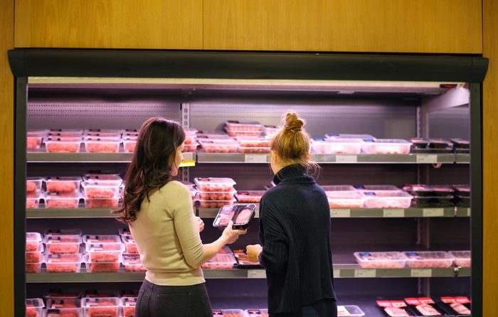 Qualité de viande : prenez l’emballage au bas de la pile au supermarché.