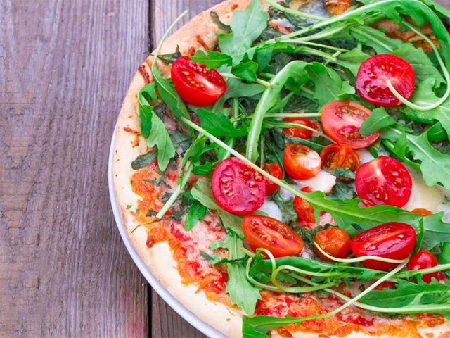 Essayez cette recette de pizza sant avec sa salade.