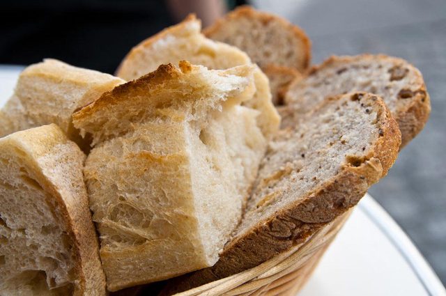 Aliment que l'on croit sans produits laitiers : le pain.