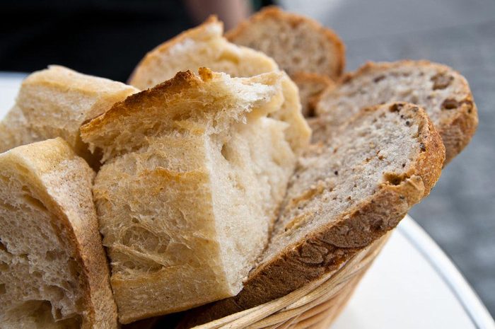 Aliment que l'on croit sans produits laitiers : le pain.