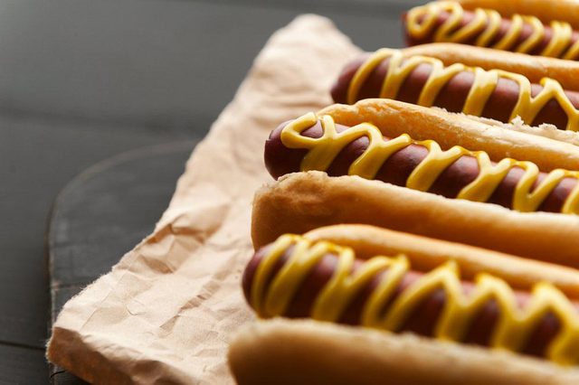 Aliment que l'on croit sans produits laitiers : les saucisses  hot-dog.