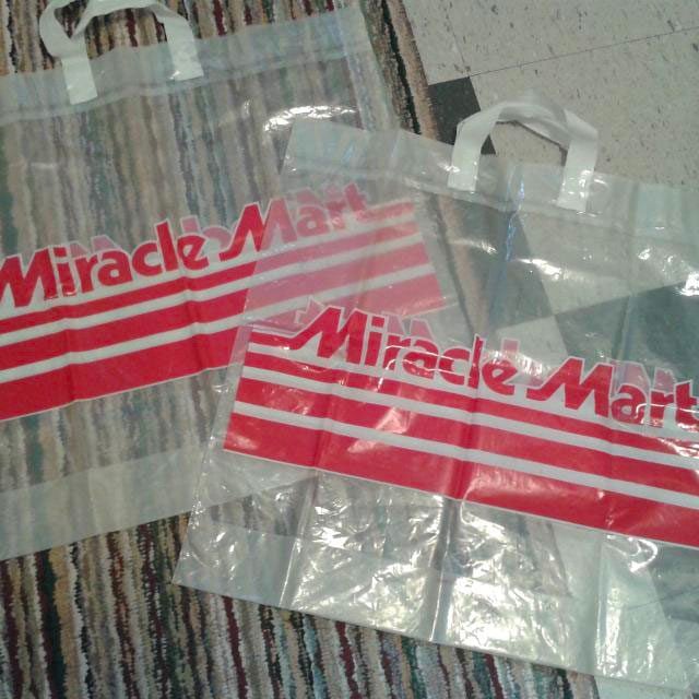 Au Québec, les Miracle Mart ont été créés au début des années 1960, par la chaîne Steinberg. 