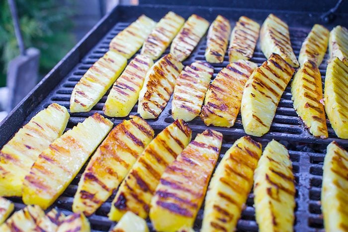 Aliments au barbecue : l'ananas.