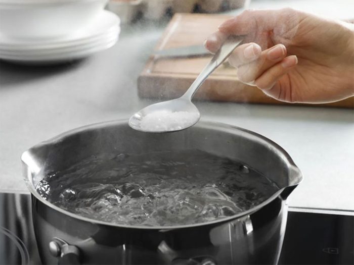 Astuces de cuisine: pour les oeufs durs, le sel est votre meilleur ami.