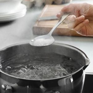 Astuces de cuisine: pour les oeufs durs, le sel est votre meilleur ami.
