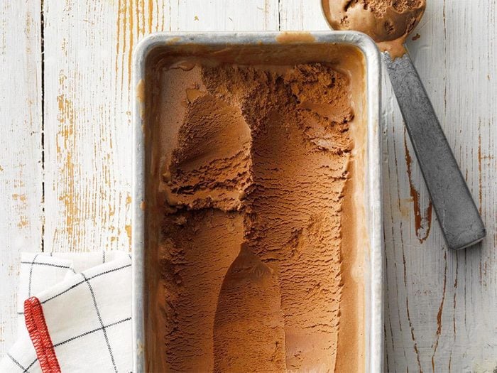 Astuces de cuisine: ramollissez un pot de crème glacée dur comme une brique.