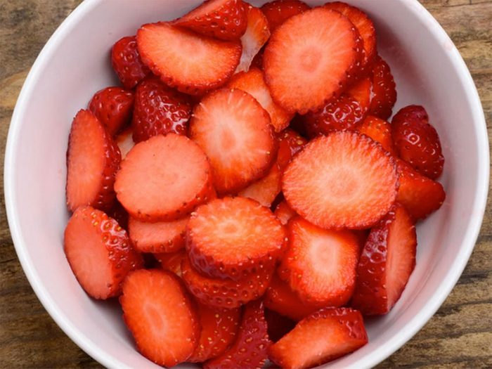 Astuces de cuisine: tranchez les fraises avec un coupe-oeuf.