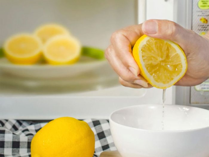 Astuces de cuisine: faites votre jus de citron au micro-ondes.