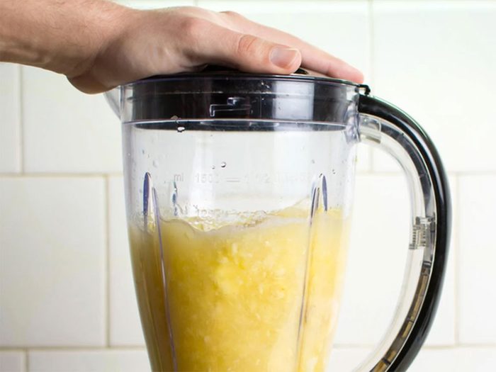 Astuces de cuisine: nettoyez votre mélangeur sans éponge.