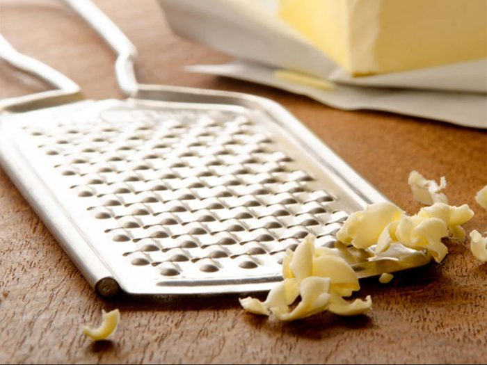 Astuces de cuisine: pour une meilleure pâte à tarte, essayez la râpe à fromage.