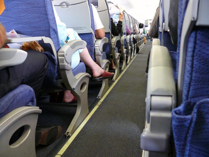 En avion, ne marchez jamais pieds nus.