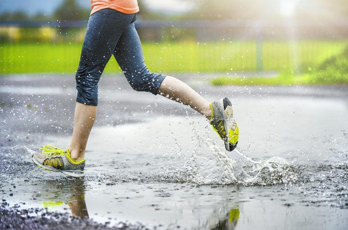 Conseils pour commencer à courir : équipez-vous pour courir même sous la pluie.