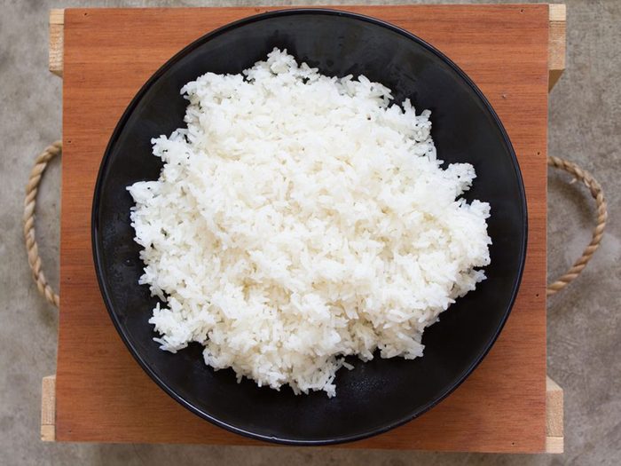 Ne jamais mettre du riz au four à micro-ondes.