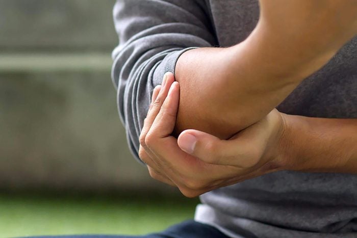 Symptôme d'une hernie discale : votre bras (ou votre jambe) vous fait mal.
