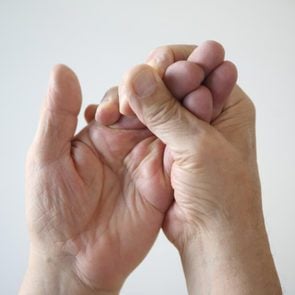 Symptôme d'une hernie discale : vos mains sont engourdies.
