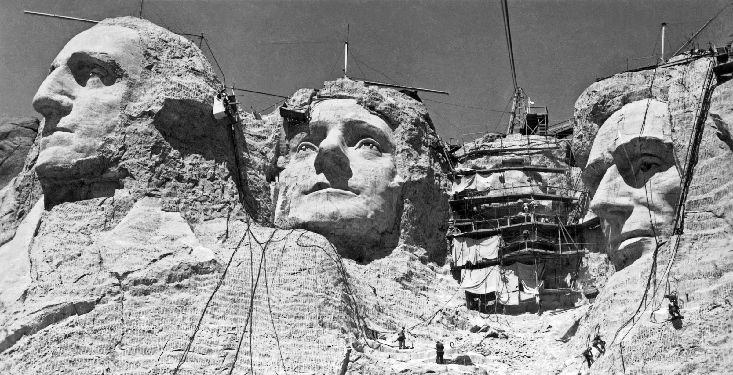 Monument célèbre : construction du Mont Rushmore aux États-Unis.