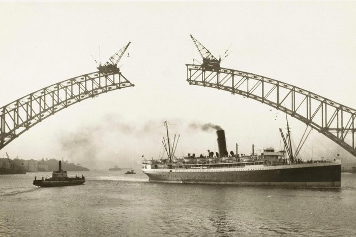Monument célèbre : construction du Harbour Bridge de Sydney.