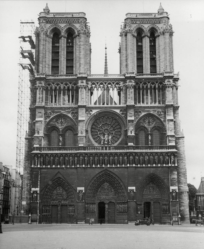 Monument célèbre : construction de Notre Dame de Paris.