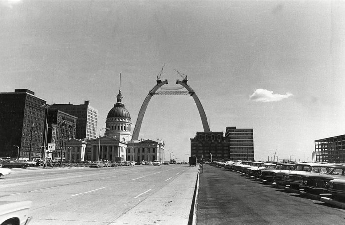 Monument célèbre : construction du Gateway Arch de la ville de Saint-Louis, au Missouri.