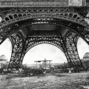 Monument célèbre : construction de la tour Eiffel en France.
