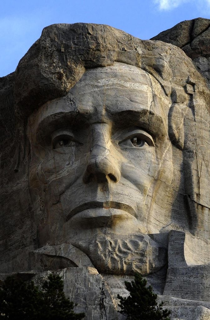 Monument célèbre qui dissimule une pièce secrète : le mont Rushmore.