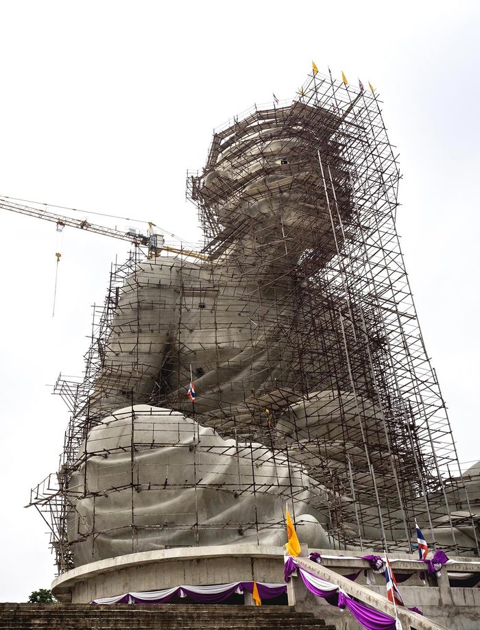 Monument célèbre : construction de la statue de Luang Pu Thuat en Thaïlande.