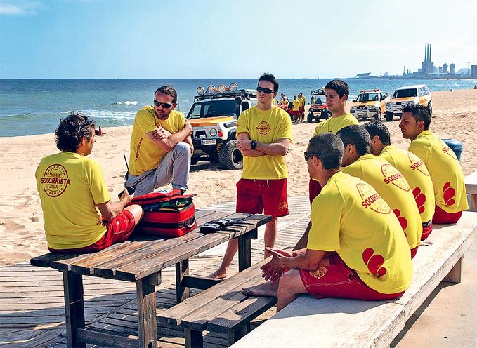 Oscar Camps a lancé Pro-Activa Serveis Aquatics, une entreprise espagnole de maîtres nageurs, en 1999.
