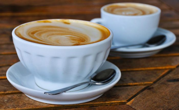 Pour un petit déjeuner équilibré, méfiez-vous des calories cachées dans le café.