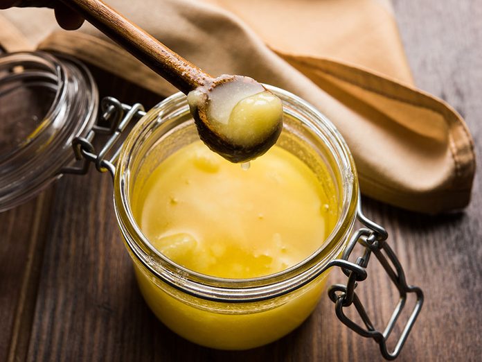 Le beurre de ghee (ou ghee) peut remplacer le beurre.