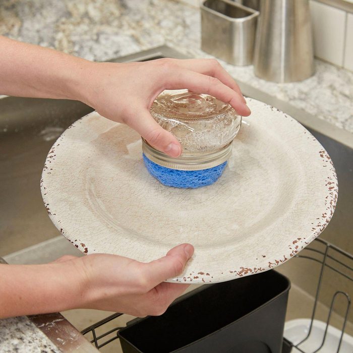 Sauver la planète : utilisez un pot Mason pour récurer la vaisselle.