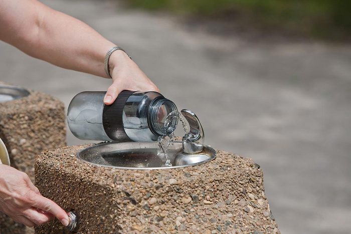 Trucs pour économiser : l’eau du robinet… c’est bien meilleur pour le portefeuille!