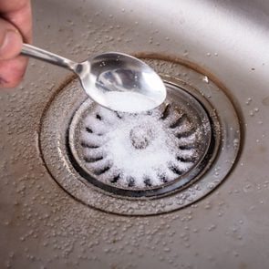 Utiliser un mélange de vinaigre et de bicarbonate de soude permet de nettoyer les canalisations.