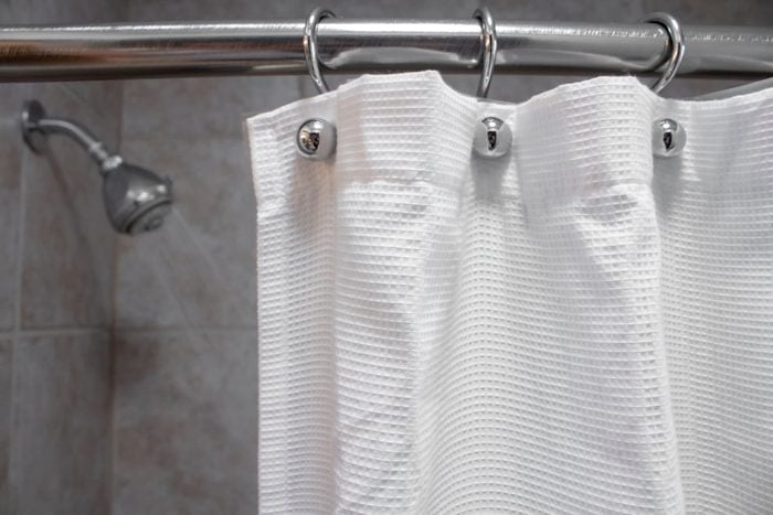 Le vinaigre blanc sert aussi à éliminer les moisissures sur un rideau de douche en plastique.