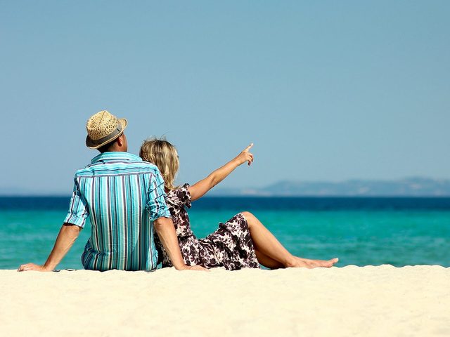 Un couple se repose sur une plage pendant leurs vacances