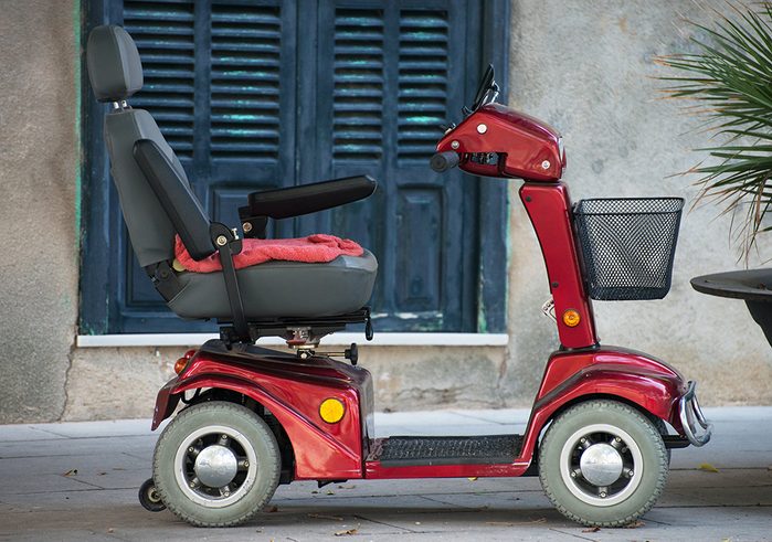 Le mérite de l'invention du fauteuil roulant motorisé moderne revient à l’ingénieur mécanicien canadien George Klein.
