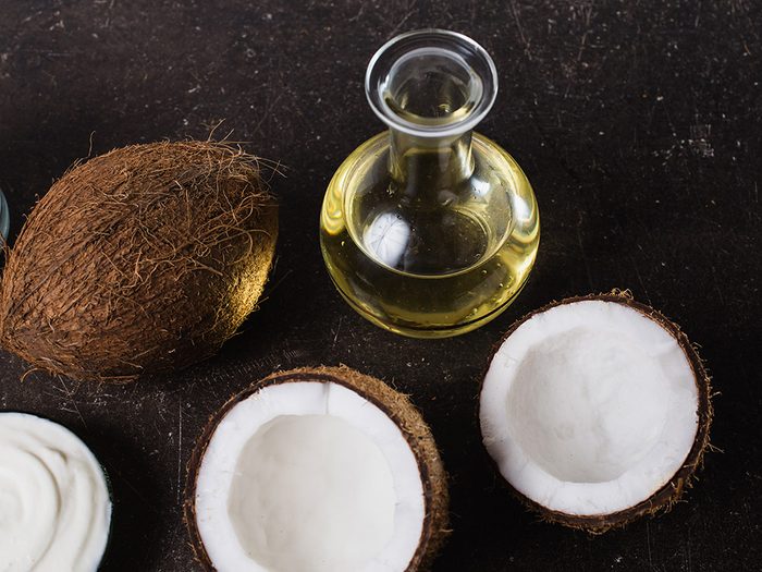 Affirmer que l'huile de coco est un pur poson: un sujet de santé controversé.