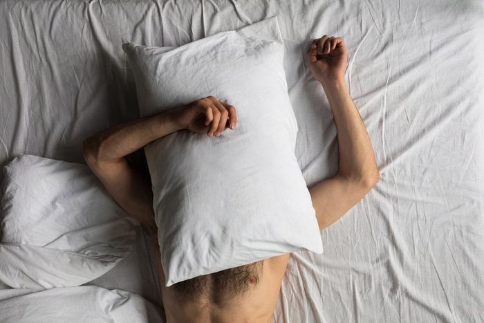 Dormir nu ou habillé est un sujet de santé controversé.