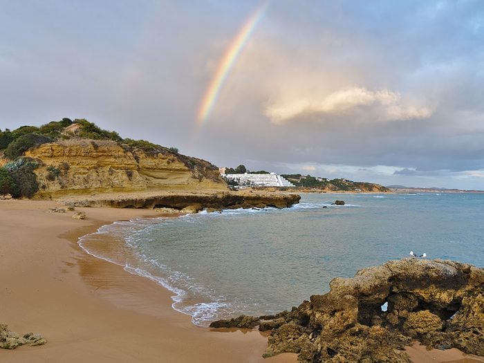 Praia dos Aveiros au Portugal est une des plus belles plages du monde.