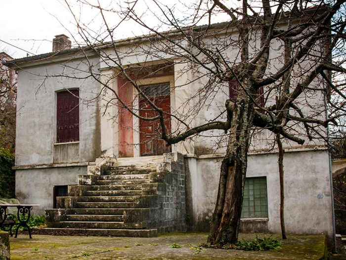 Cette maison en Grèce aurait bien besoin d'être restaurée.