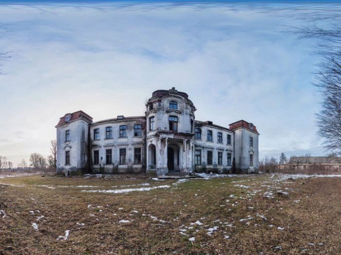 Ce grand manoir abandonné en Biélorussie aurait bien besoin d'être restaurée.
