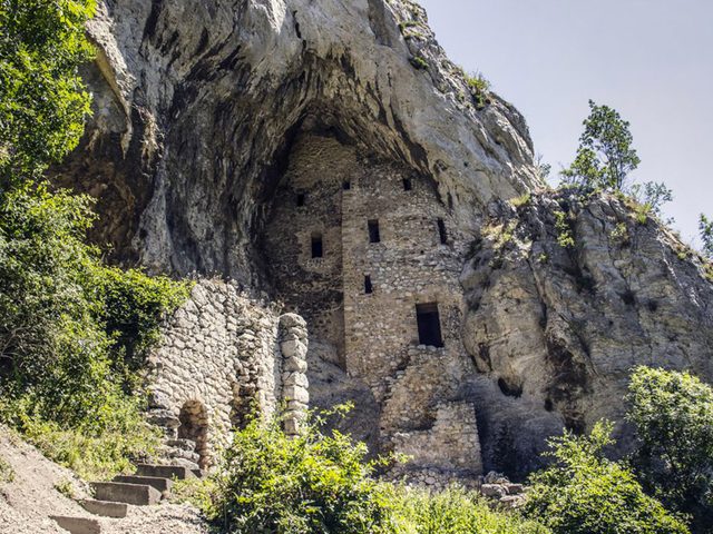 Le monastre de lAnnonciation du mont Rudnik en Serbie est l'un des lieux abandonns dans le monde.
