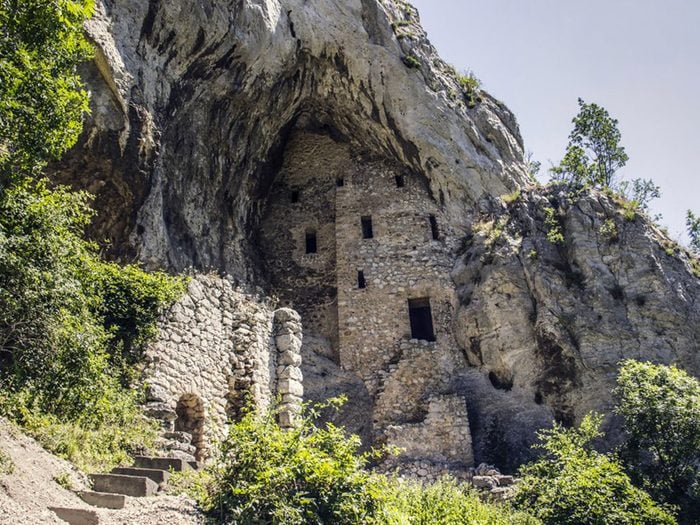 Le monastère de l’Annonciation du mont Rudnik en Serbie est l'un des lieux abandonnés dans le monde.