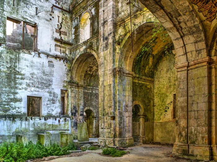 Le monastère de Santa Maria de Seiça au Portugal est l'un des lieux abandonnés dans le monde.
