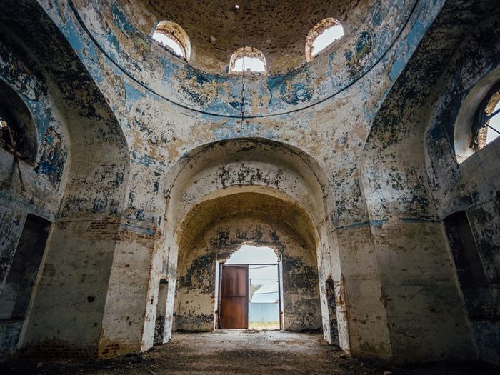 L'église de l’Intercession-de-la-Vierge en Russie est l'un des lieux abandonnés dans le monde.