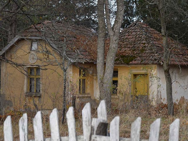 Cette maison abandonne vers le lac Vlasina en Serbie aurait bien besoin d'tre restaure.
