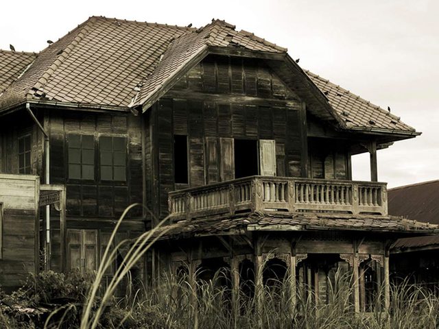Cette mystrieuse maison en Thalande aurait bien besoin d'tre restaure.